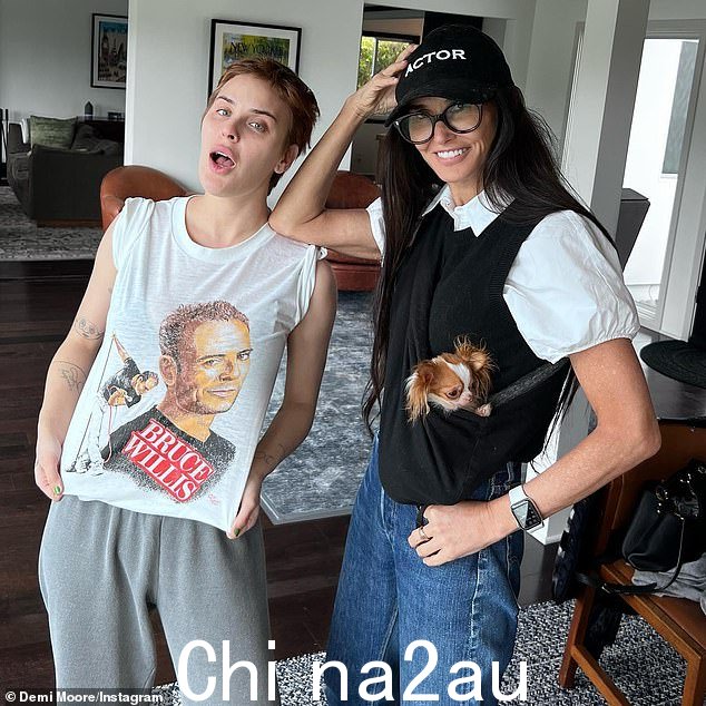 致敬:Tallulah 穿着印有父亲形象的 T 恤向她的父亲致敬