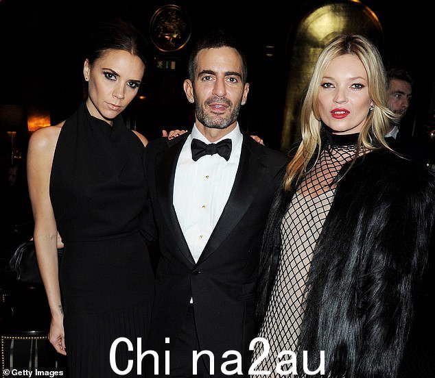 设计师 Victoria Beckham、Marc Jacobs 和模特 Kate Moss 在 2011 年英国时尚大奖的酒会上合照