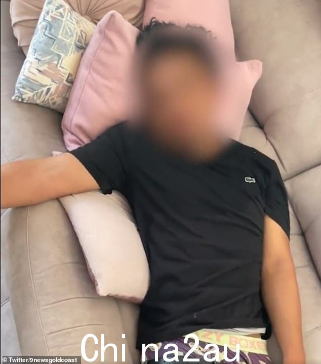 Coomera 一家人醒来发现沙发上睡着一个令人惊讶的闯入者