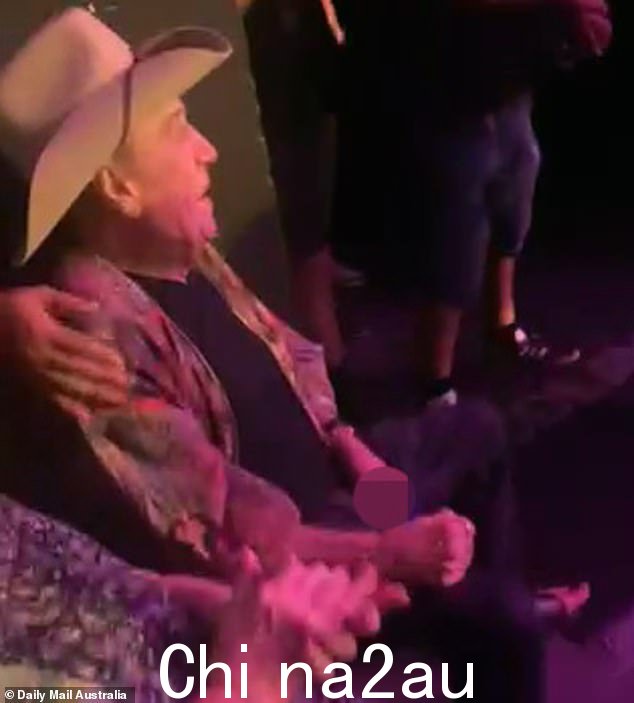 Molly Meldrum 上周在罗德·斯图尔特 (Rod Stewart) 的墨尔本演唱会上被拍到曝光自己的影片