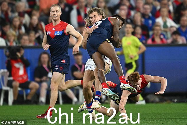 在 Bulldogs 的枪把球踢开后不久,Pickett 首先将头撞向了 Smith