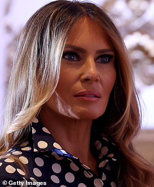 在 2018 年 1 月有消息称他付钱给色情明星 Stormy Daniels 以保持安静后,Fuming Melania Trump 在远离特朗普总统的豪华 D.C. 酒店住了几个晚上