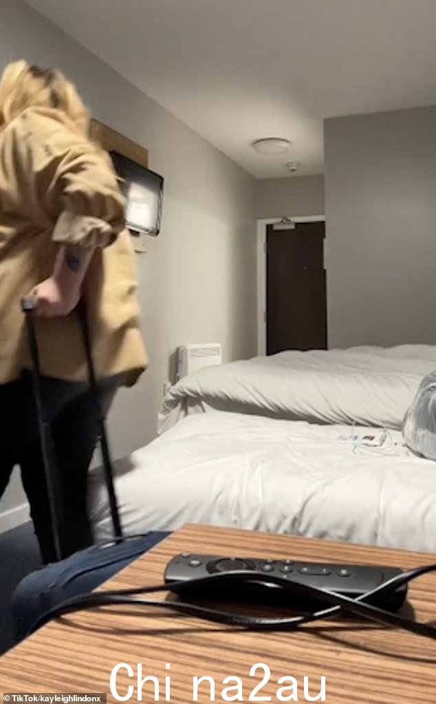 她把她的东西带到了 Travelodge 的厨房,这样她就可以在上班的时候把它存放在那里