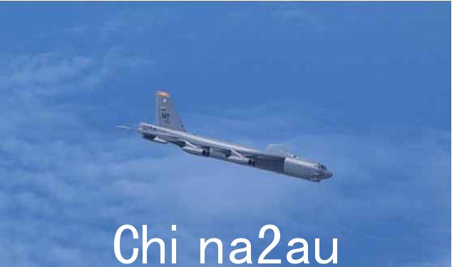 这是戏剧性的时刻,一架俄罗斯战斗机在波罗的海拦截了两架美国核轰炸机,就在一架美国无人机被击落几天后