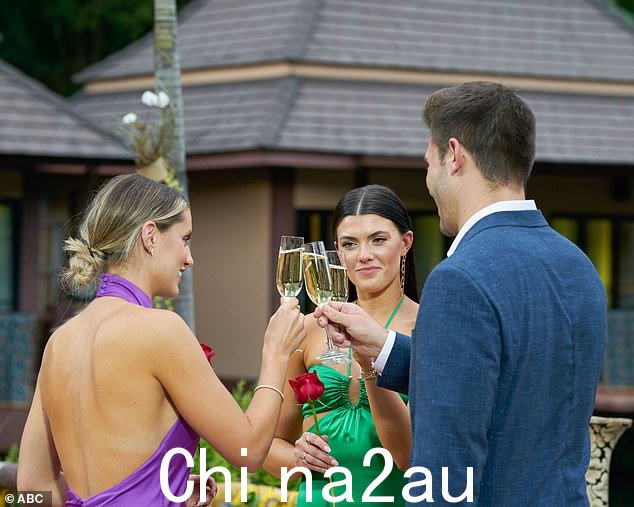 Both: Zach 回来拥抱了他们两个。 Gabi 在忏悔中说她认为此时她会感到更快乐