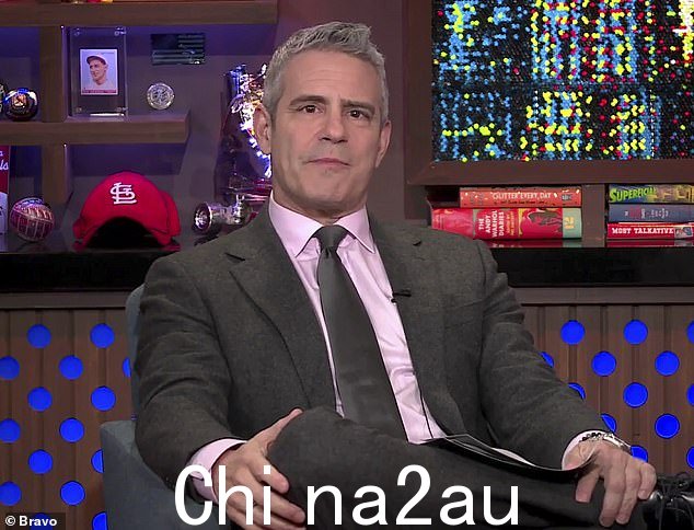 WWHL 主持人 Andy Cohen 错误地推测可能是 Eva Marcille 或 Drew Sidora,然后顺便补充说,'这不是 Kandi',Braxton 微笑着喝着她的饮料