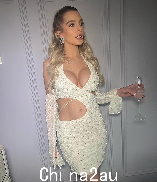 继续:Helen Flanagan 将出现在下一个系列的 Celebs Go Dating 中,在她与足球运动员未婚夫 Scott Sinclair 分手五个月后
