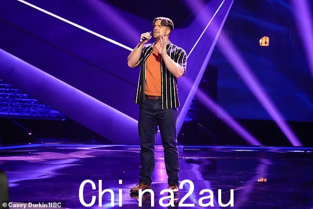 JB picks Kelly: JB 选择 Kelly 做他的教练。她非常兴奋,跑上去拥抱了他