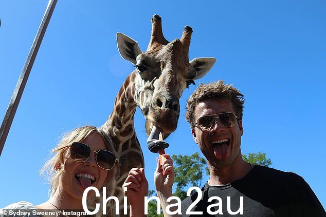 Euphoria 明星 Sydney Sweeney 和她的搭档 Glen Powell 一起参观了悉尼的 Taronga 动物园,玩得很开心