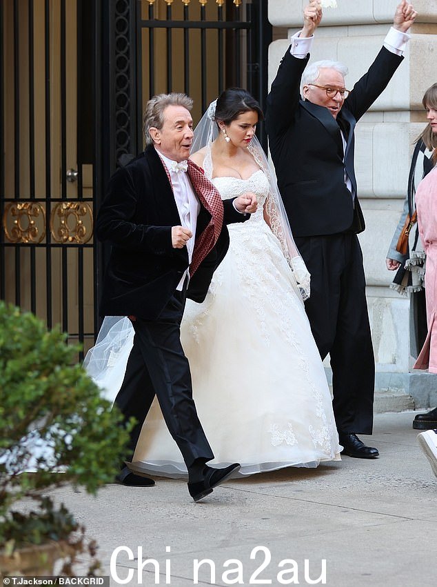 庆祝:可以看到 Selena 的联合主演 Martin Short 和 Steve Martin 在新娘侧翼庆祝