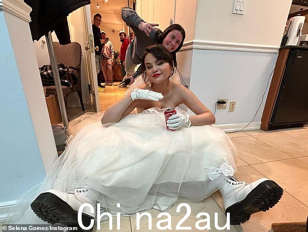只是工作:她为 Instagram 快照添加了标题“我没有标题。只是正常工作的一天'