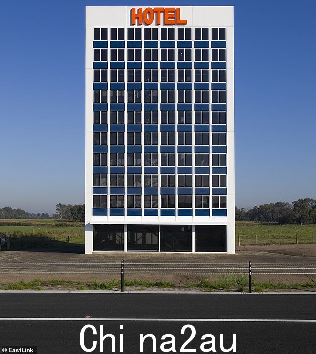 '酒店'由加拿大艺术家 Callum Morton 设计,于 2007 年揭幕