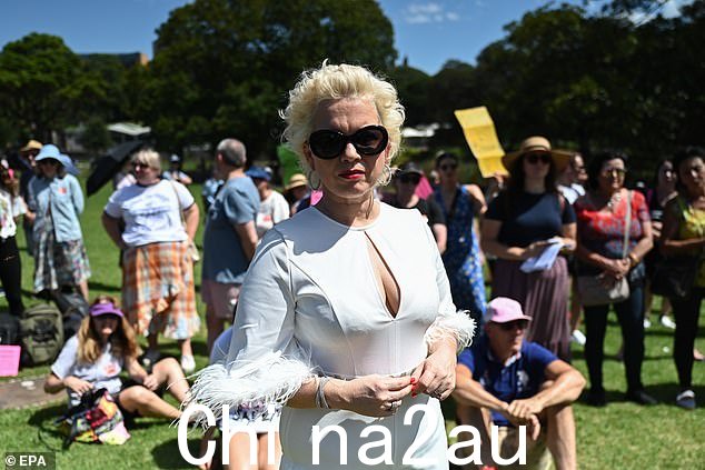2021 年,她为英国政治杂志 The Spectator 写了一篇博客,在博客中她抨击了英国百货公司 John Lewis 的一则广告,因为它让一个男孩打扮起来玩 w与“女孩”玩具——这似乎与她在 2010 年接受《泰晤士报》采访时直接矛盾。图为她在悉尼的集会