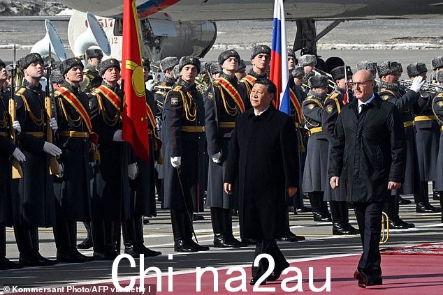 中国国家主席习近平在俄罗斯副总理德米特里·切尔尼申科的陪同下,在莫斯科伏努科沃国际机场的欢迎仪式上走过仪仗队