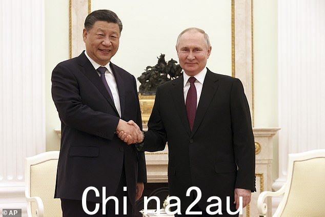 习把他的手放在普京的手上,据一位肢体语言专家说,这可能表明在交流中占主导地位
