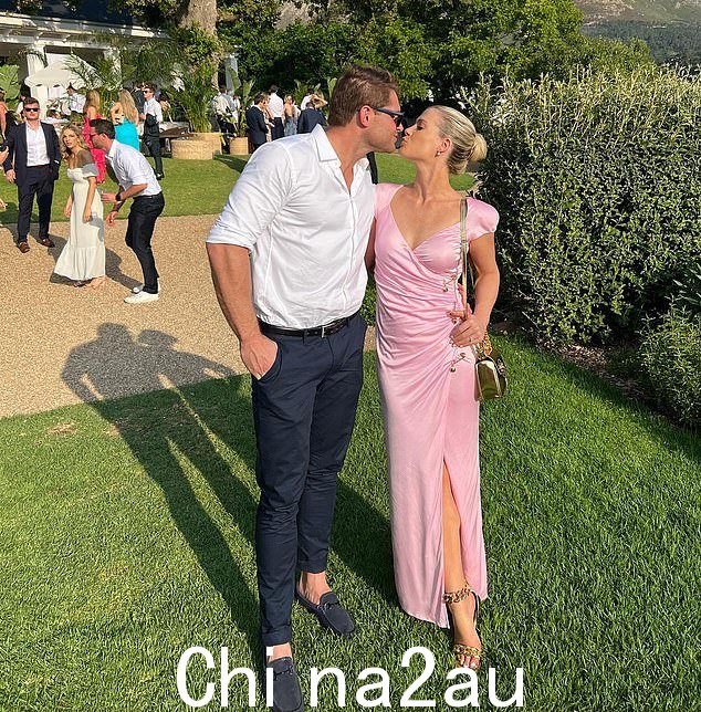 Lady Amelia 和她的新丈夫 Greg Mallett 去年在朋友的婚礼上合影。预计这对夫妇将在未来几天在南非喜结良缘