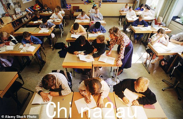 小学生在教室里(图片)