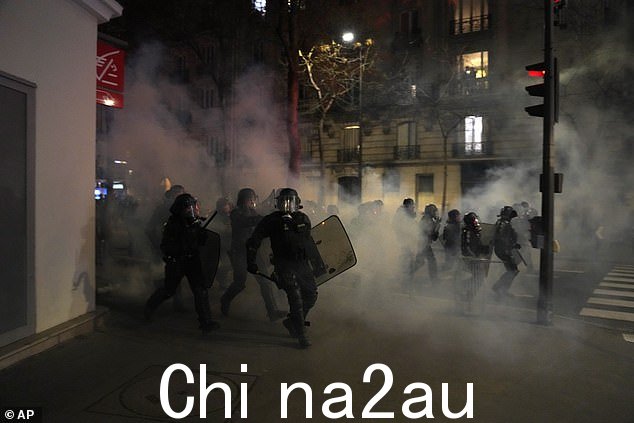 抗议者对 B在总统埃马纽埃尔马克龙未经议会投票将退休年龄从 62 岁提高到 64 岁引起的激烈社会动荡时期,英国君主和王后将在共和国任职。图为:防暴警察周六在巴黎街头游行反对示威活动