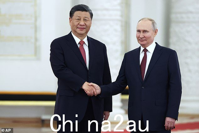 俄罗斯总统普京(右)和中国国家主席习近平在官方欢迎仪式上合影留念