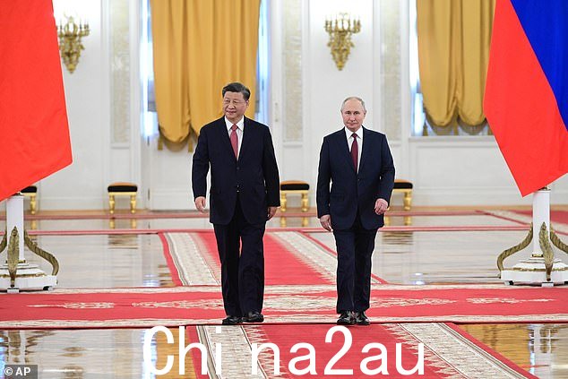 俄罗斯总统普京(右)和中国国家主席习近平出席在大克里姆林宫举行的正式欢迎仪式