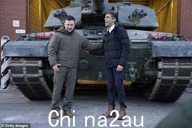 总理 Rishi Sunak 和乌克兰总统 Volodymyr Zelensky 于 2 月 8 日在多塞特郡 Lulworth 的一个军事设施会见了接受训练以指挥挑战者 2 坦克的乌克兰军队,2 月 8 日