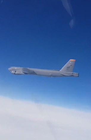 戏剧性的画面,据称是从 Su-35 上拍摄的,似乎是为了骗人周二确认这一点。在近距离拍摄的视频中,两架美国飞机中的一架在云层之上翱翔(如图)