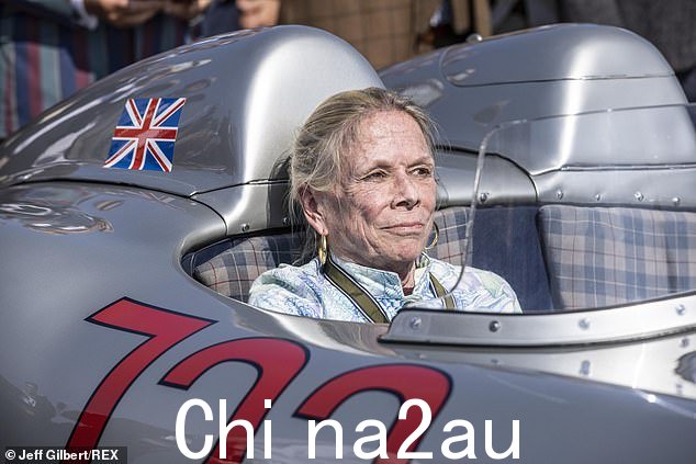 已故斯特林莫斯爵士的妻子苏西莫斯坐在她丈夫的赛车里,在英国奇切斯特的古德伍德复兴音乐节上聆听 - 2021 年 9 月 18 日