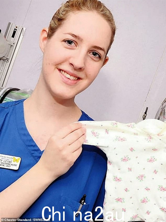 Lucy Letby,照片中穿着护理制服拿着婴儿衣服,在三胞胎死后显得“兴奋”,法庭今天听证会