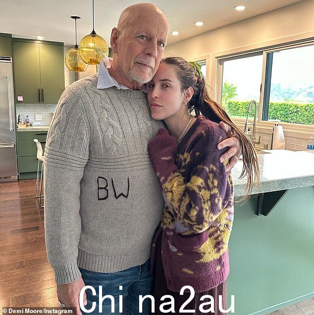 父亲和女儿:Scout 穿着酒红色套装拥抱她的父亲