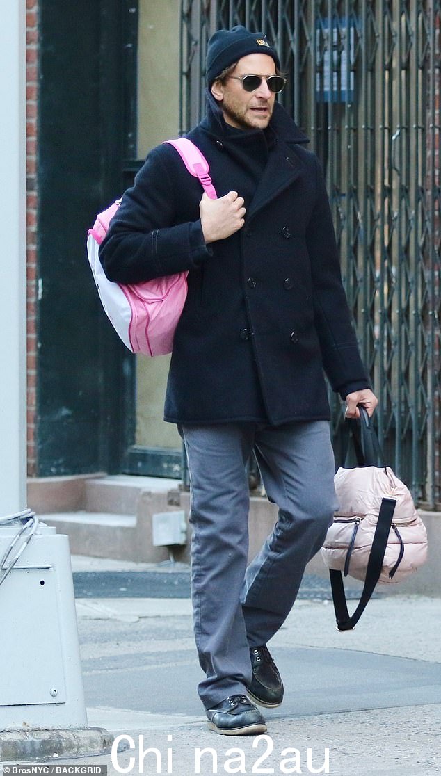 满手:Bradley Cooper 背着女儿放学回家的粉红色背包,看上去完全是个溺爱她的父亲