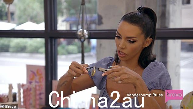 预示着 37 岁的 Scheana Shay 与 Raquel 一起郊游,她告诉她:'我是这群人的 OG 家庭破坏妓女,然后拉拉(肯特)来了现在你在这里'
