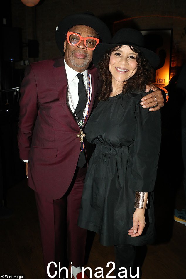 老友记:她必须拥有它导演与他的朋友,女演员 Rosie Perez 合影