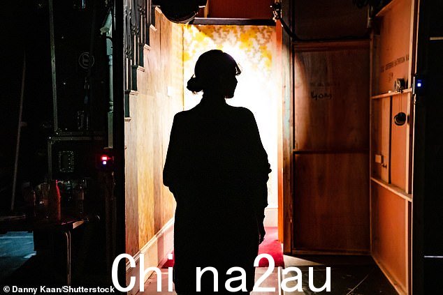 太棒了:谢丽尔在剧中扮演珍妮,在幕后拍照