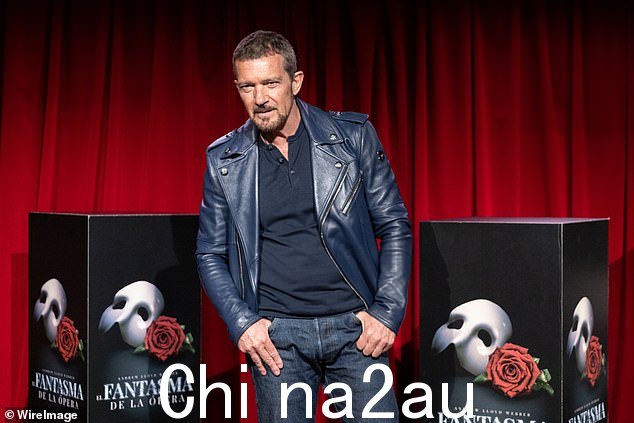 Dapper:这位 62 岁的演员穿着一条牛仔牛仔裤和搭配一双米色靴子的比赛上衣看起来很聪明
