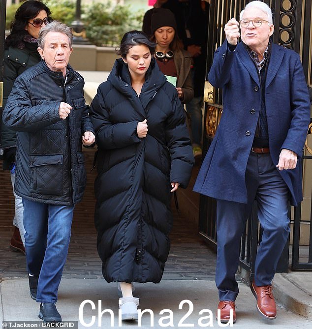 暖心话:Selena 形容 Martin 和 Steve ‘非常谦逊和善良,他们对生活的看法与我见过的任何人都不一样’