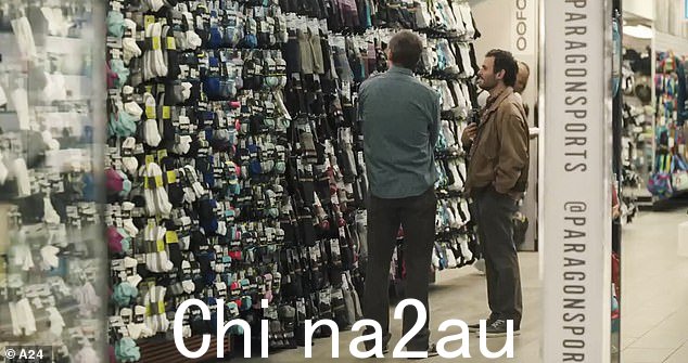 '你能说点什么吗?' Don 的朋友 Mark(R,Arian Moayed)在 Don 回答之前询问了这本书:'不,我不能。感觉太晚了'