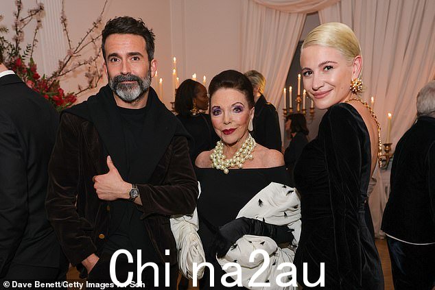 好朋友:Pixie 还与38 岁的美国时装设计师 Daniel Roseberry 和 89 岁的女演员 Dame Joan Collins