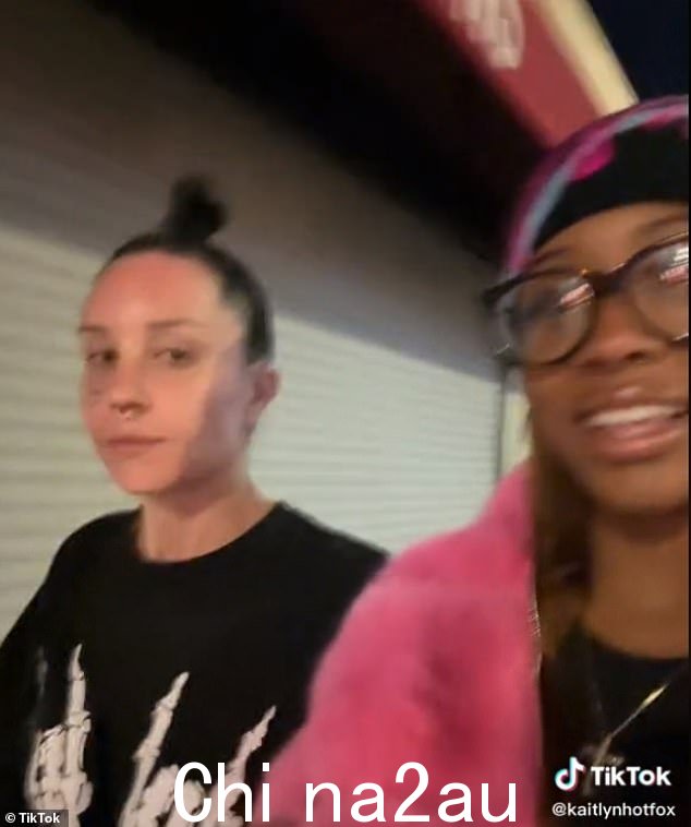 在剪辑中,粉丝说'我看到她在走路,不得不说这是怎么回事?正如 Amanda 所说:“怎么了”