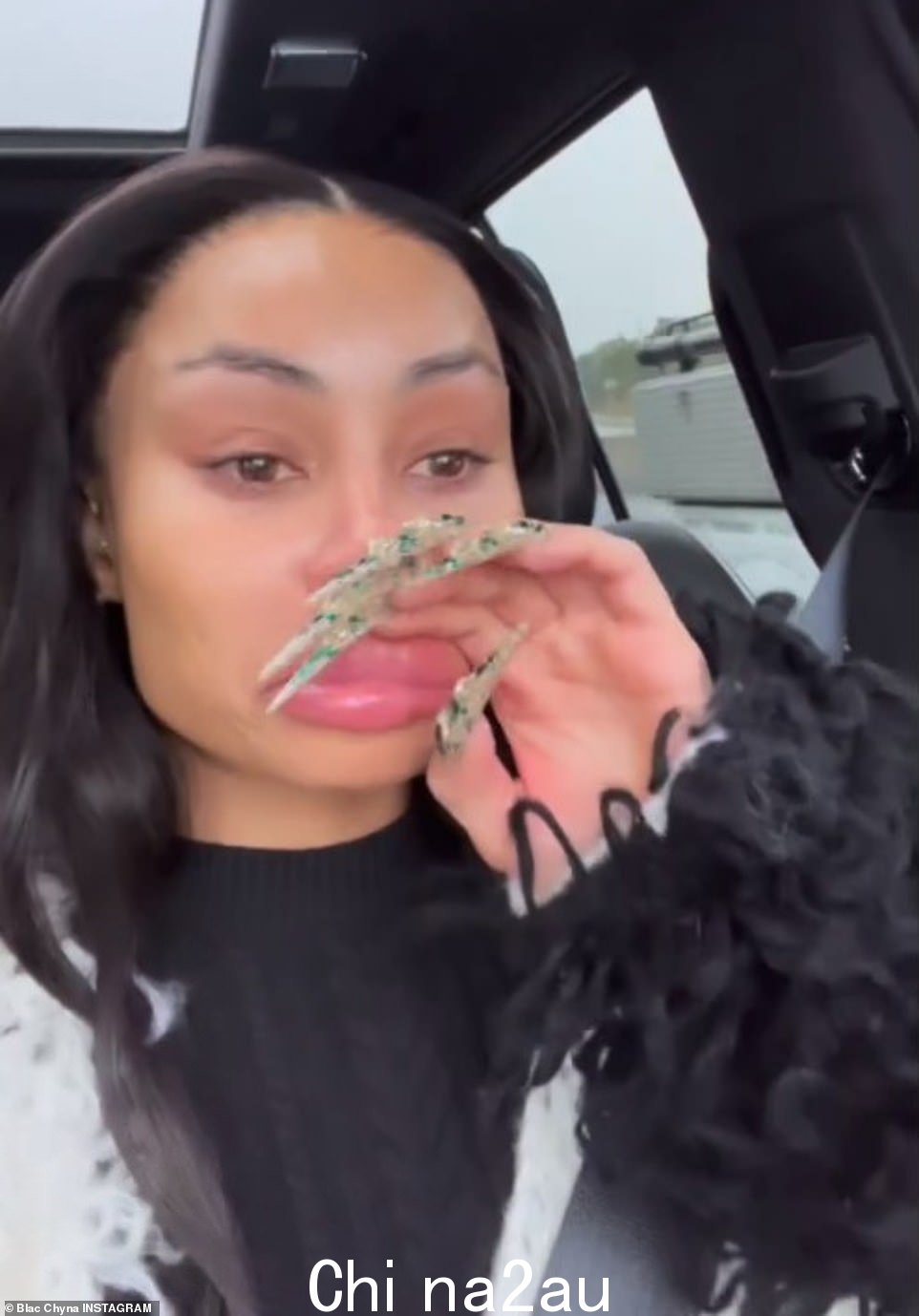 '在我的手机里发现了这个,不确定谁需要听到这个......'她为自己在黑色长袖上穿着毛茸茸的白色背心的视频加上了标题