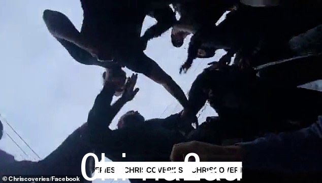 摄影师又被另一个人推了推,然后被一群人围成一圈围成一圈撞倒在地
