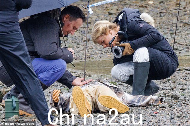 辛苦了:拍戏,二人低头检查尸体,现场缠着警用胶带