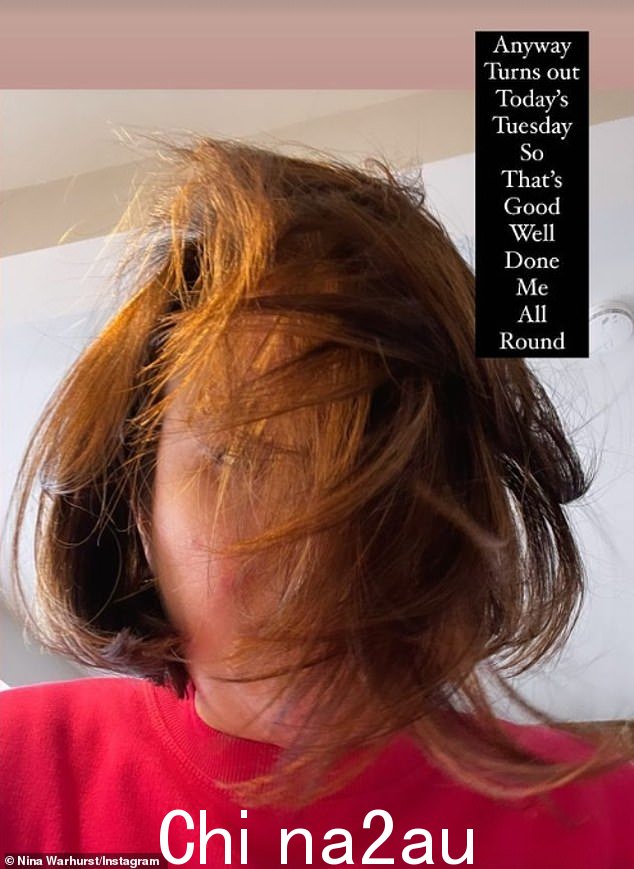 糟糕:最后一张快照显示 Nina 边写边摇头:'无论如何今天是星期二,所以这很好。我做得很好'