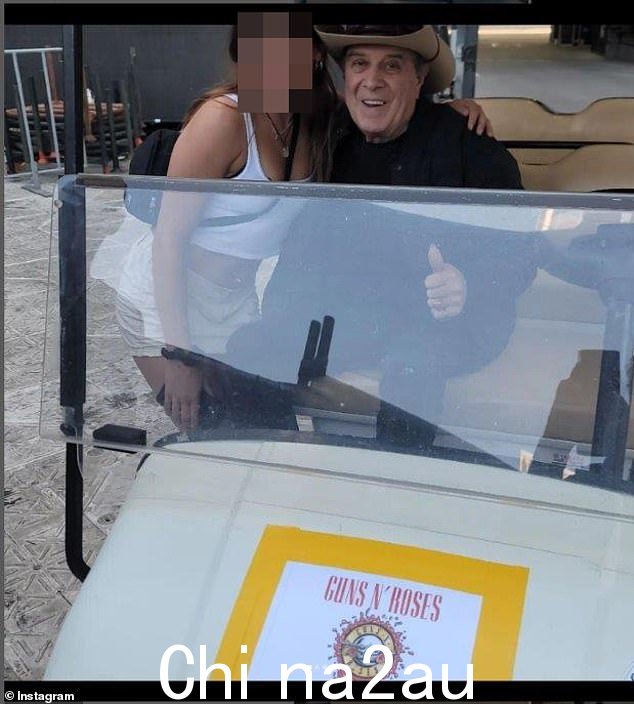Molly Meldrum 和他的'护理人员在墨尔本 MCG 的 Guns N Roses 演出时的帮手” class=