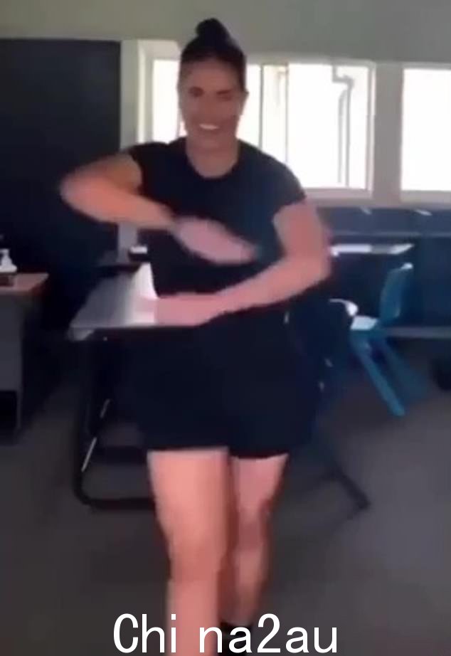 Chelsea Jane Edwards,28 岁,在昆士兰东南部的 Indooroopilly 州立高中任教,面临两项诱骗 16 岁以下儿童的罪名和一项猥亵罪。