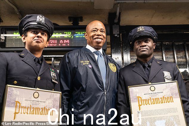 在市长 Eric Adams 的“地铁安全计划”下,有 1,000 多名额外的警察在交通系统巡逻。11 月在这里可以看到市长和警官 Taufique Bokth 和 Brunel Victor 在他们拯救了生命之后一个倒在地铁轨道上的人的肖像