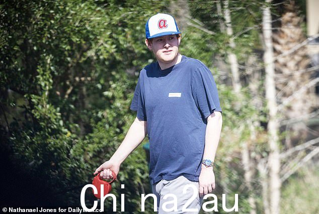 巴斯特在上个月的审判中每天都支持他注定失败的父亲,他说他想要隐私来“为我母亲和兄弟的残忍谋杀而悲伤”