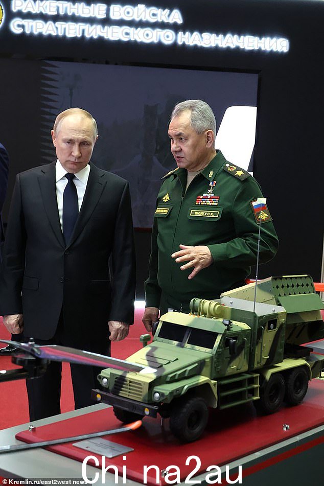 Sergei Shoigu(与普京合影)昨天警告世界距离核灾难仅‘几步之遥’