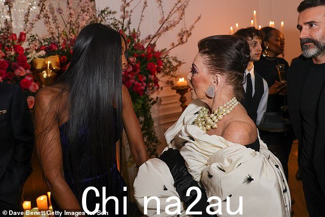 追赶:这位 52 岁的女士作为 1990 年代的超模之一而享誉全球,她最近的公开露面继续巩固了她的偶像地位