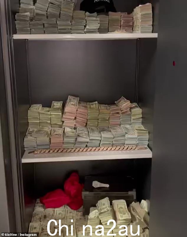 这位说唱歌手上个月出现在 Instagram 帖子中,他在帖子中展示了一个装有成堆现金的金属箱