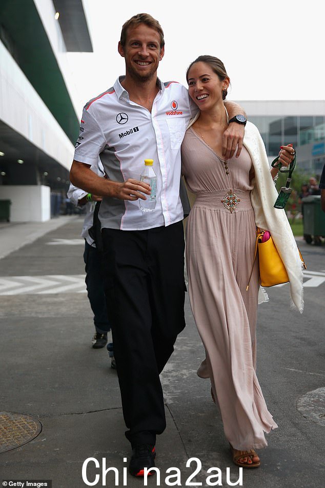 Jessica Michibata(右)于 2008 年在东京的一家酒店酒吧第一次见到 F1 车手简森巴顿(左),八个月后他们开始约会。他们于 2014 年结婚,一年后离婚